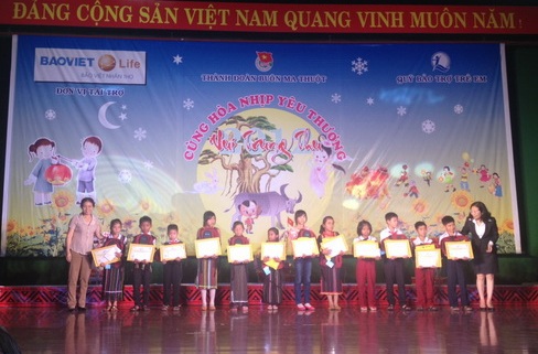 Bảo Việt Nhân thọ tưng bừng trao quà Tết Trung Thu cho trẻ em nghèo vượt khó